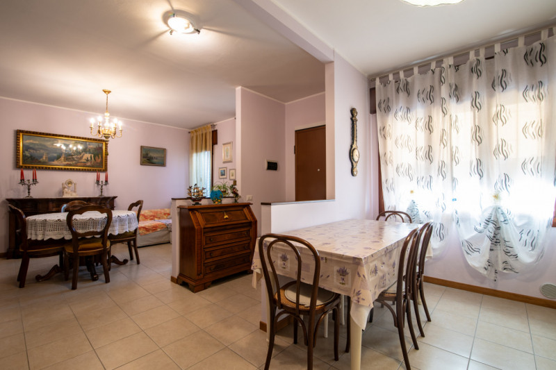 Proponiamo in vendita una rara opportunità nel cuore di Cittadella: CASA SINGOLA di circa 300 mq,...