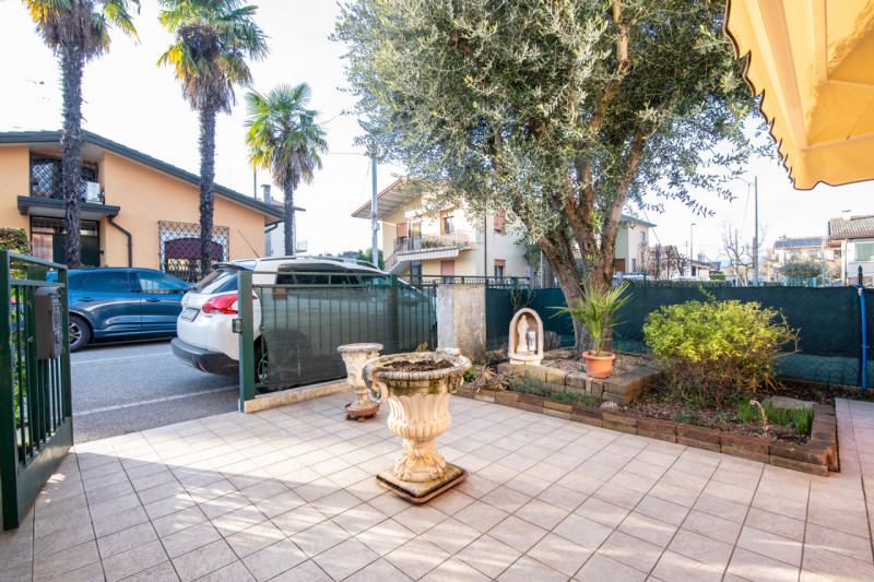 Proponiamo in vendita una rara opportunità nel cuore di Cittadella: CASA SINGOLA di circa 300 mq,...