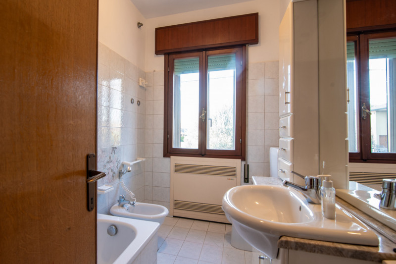 Proponiamo in vendita una rara opportunità nel cuore di Cittadella: CASA SINGOLA di circa 300 mq,...