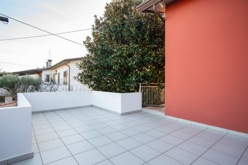 Proponiamo in vendita una rara opportunità nel cuore di Cittadella: CASA SINGOLA di circa 300 mq,...