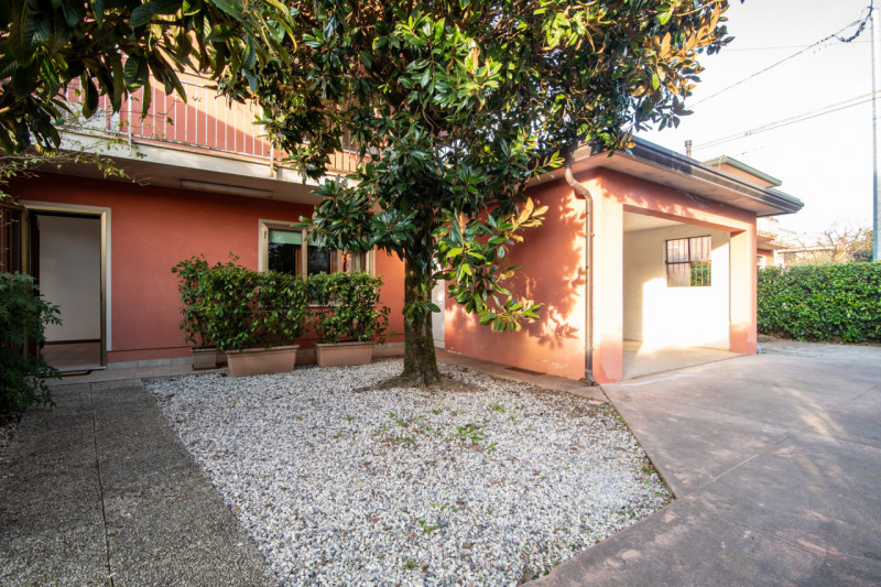 Proponiamo in vendita una rara opportunità nel cuore di Cittadella: CASA SINGOLA di circa 300 mq,...