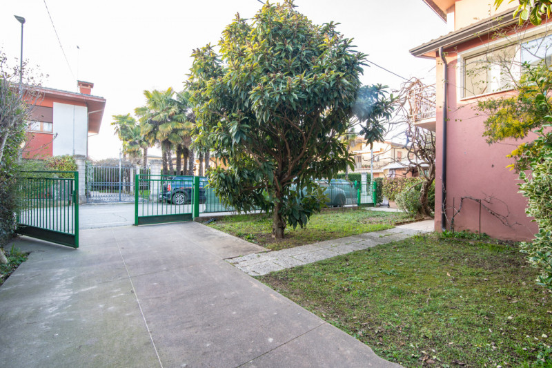 Proponiamo in vendita una rara opportunità nel cuore di Cittadella: CASA SINGOLA di circa 300 mq,...