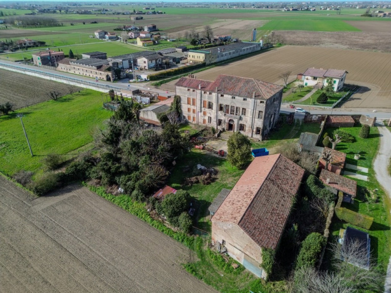 COMPOSIZIONE:
Proponiamo in vendita villa storica composta da abitazione principale, disposta su ...