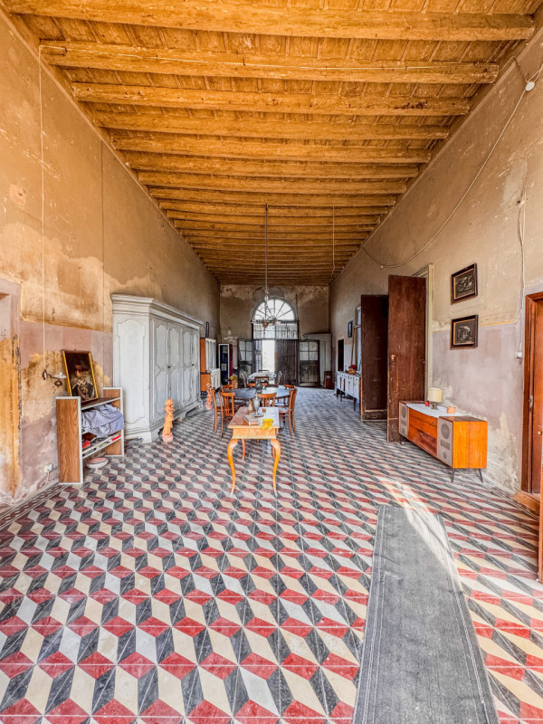 COMPOSIZIONE:
Proponiamo in vendita villa storica composta da abitazione principale, disposta su ...