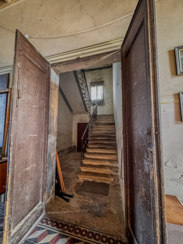 COMPOSIZIONE:
Proponiamo in vendita villa storica composta da abitazione principale, disposta su ...