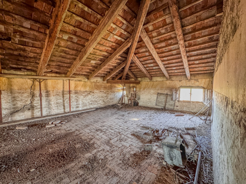 COMPOSIZIONE:
Proponiamo in vendita villa storica composta da abitazione principale, disposta su ...