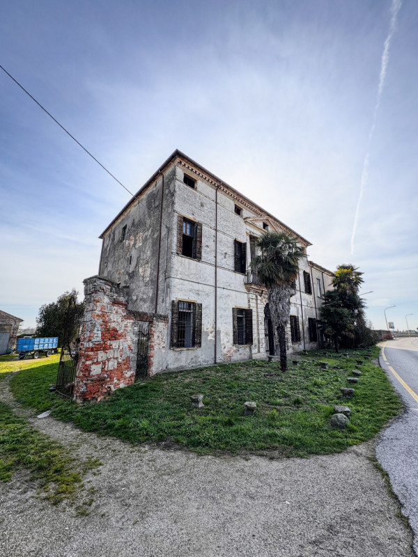 COMPOSIZIONE:
Proponiamo in vendita villa storica composta da abitazione principale, disposta su ...