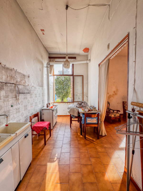 COMPOSIZIONE:
Proponiamo in vendita villa storica composta da abitazione principale, disposta su ...