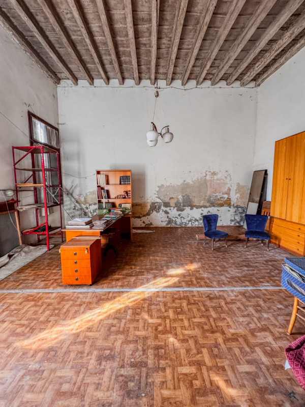 COMPOSIZIONE:
Proponiamo in vendita villa storica composta da abitazione principale, disposta su ...