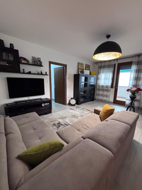 Questo spazioso appartamento di oltre 90 mq è disponibile per un contratto d'affitto breve, massi...