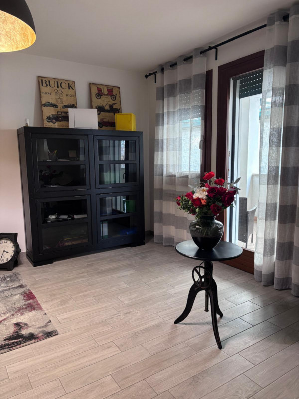 Questo spazioso appartamento di oltre 90 mq è disponibile per un contratto d'affitto breve, massi...