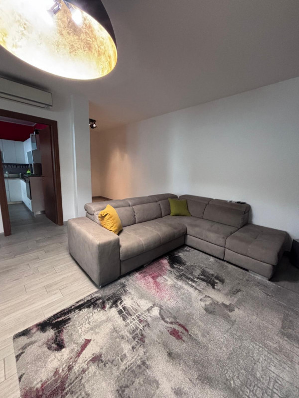 Questo spazioso appartamento di oltre 90 mq è disponibile per un contratto d'affitto breve, massi...