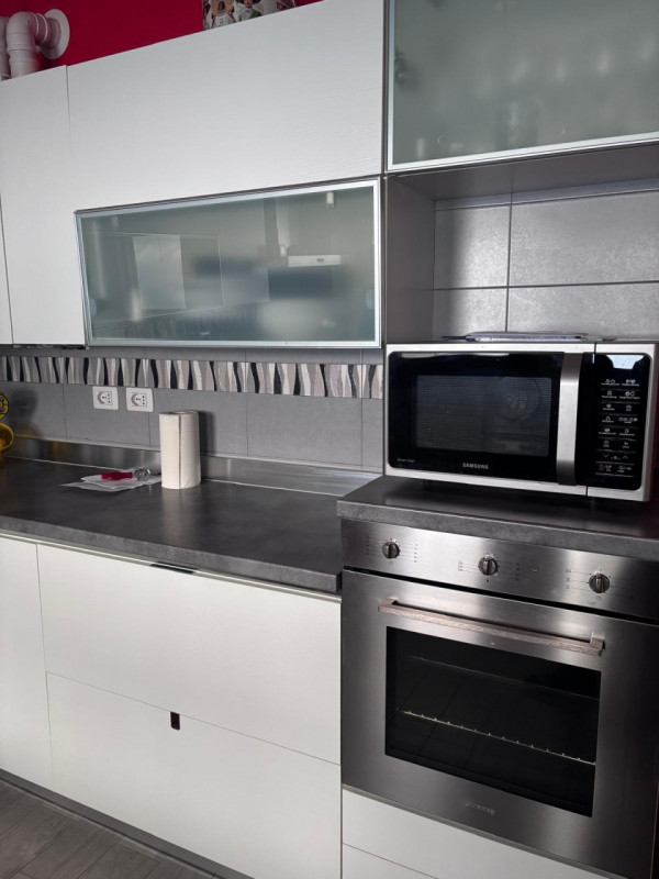 Questo spazioso appartamento di oltre 90 mq è disponibile per un contratto d'affitto breve, massi...