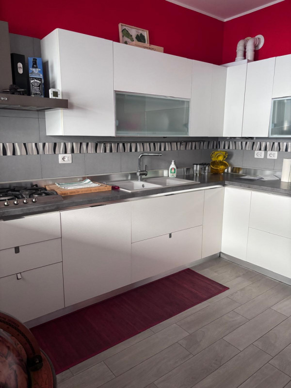 Questo spazioso appartamento di oltre 90 mq è disponibile per un contratto d'affitto breve, massi...