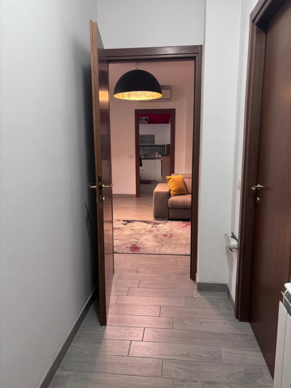 Questo spazioso appartamento di oltre 90 mq è disponibile per un contratto d'affitto breve, massi...