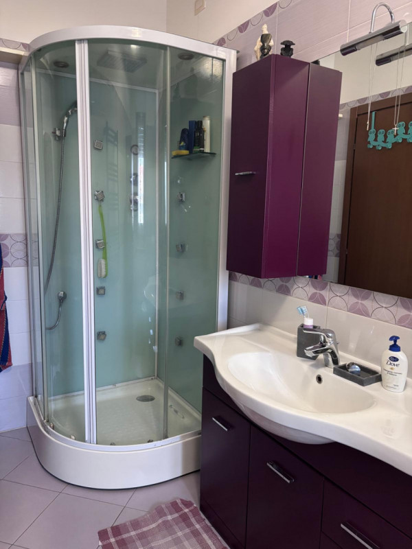 Questo spazioso appartamento di oltre 90 mq è disponibile per un contratto d'affitto breve, massi...