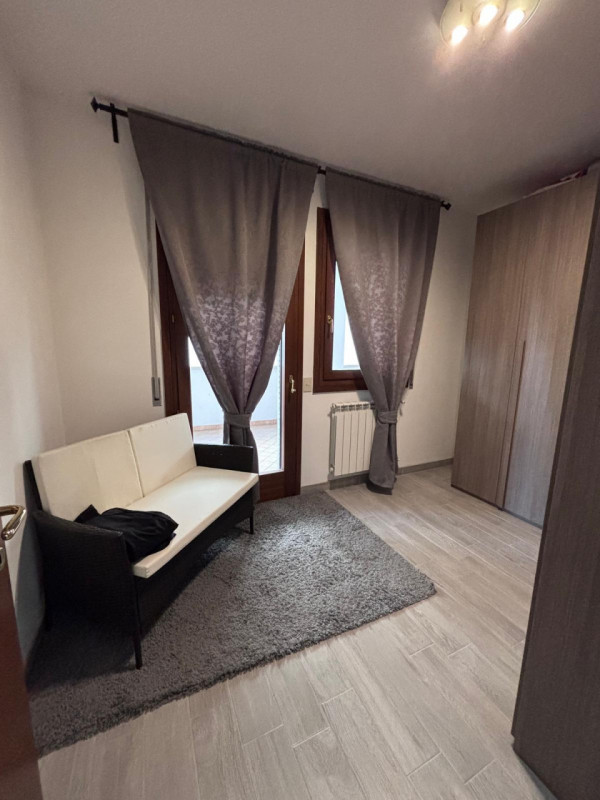 Questo spazioso appartamento di oltre 90 mq è disponibile per un contratto d'affitto breve, massi...