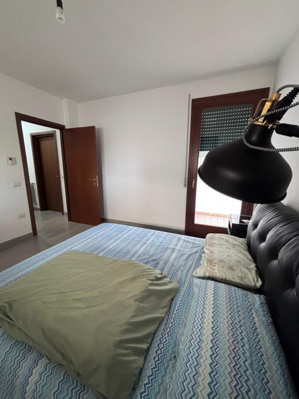 Questo spazioso appartamento di oltre 90 mq è disponibile per un contratto d'affitto breve, massi...