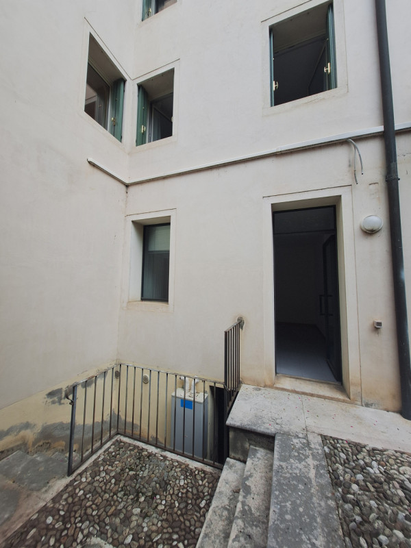 Proponiamo in affitto un ufficio al piano terra di un'elegante palazzina situata nel centro stori...