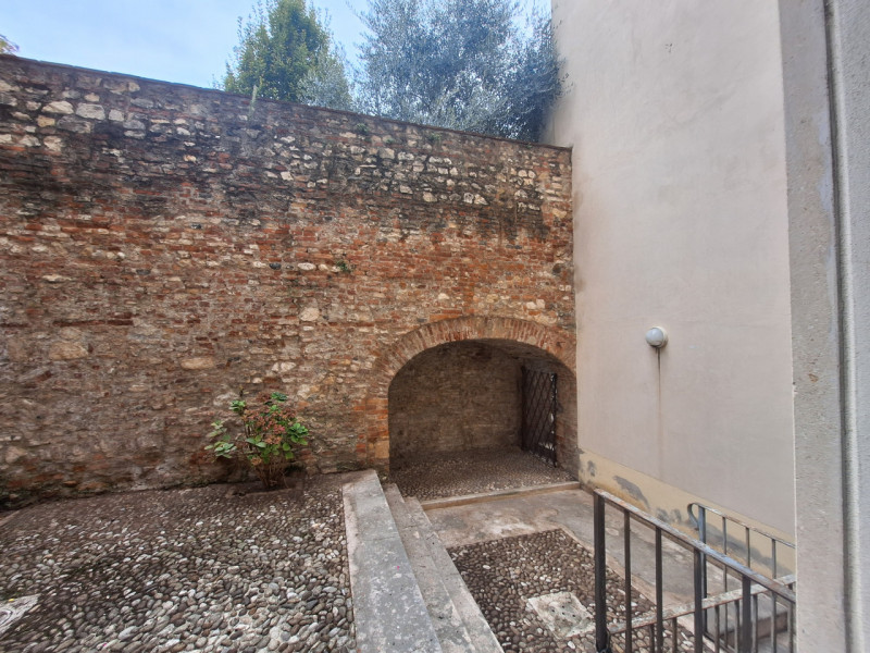 Proponiamo in affitto un ufficio al piano terra di un'elegante palazzina situata nel centro stori...