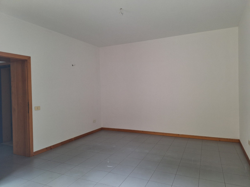 Proponiamo in affitto un ufficio al piano terra di un'elegante palazzina situata nel centro stori...