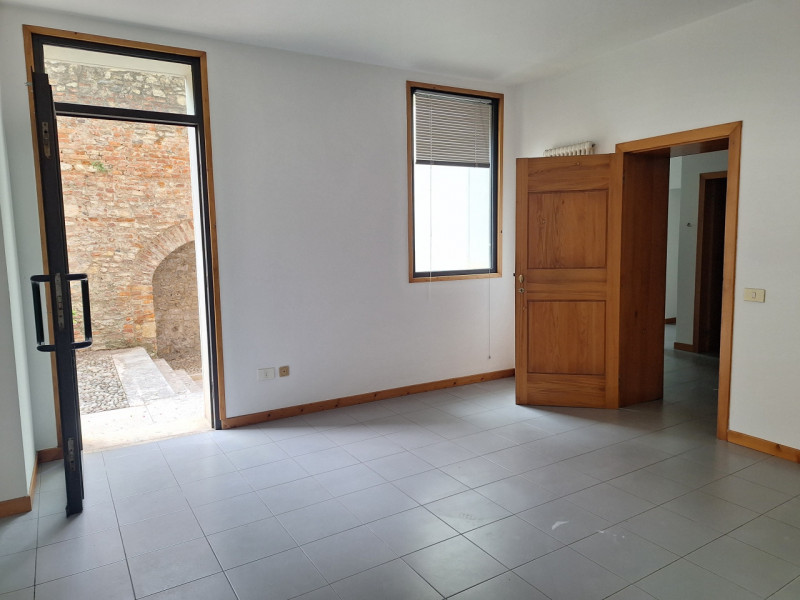 Proponiamo in affitto un ufficio al piano terra di un'elegante palazzina situata nel centro stori...