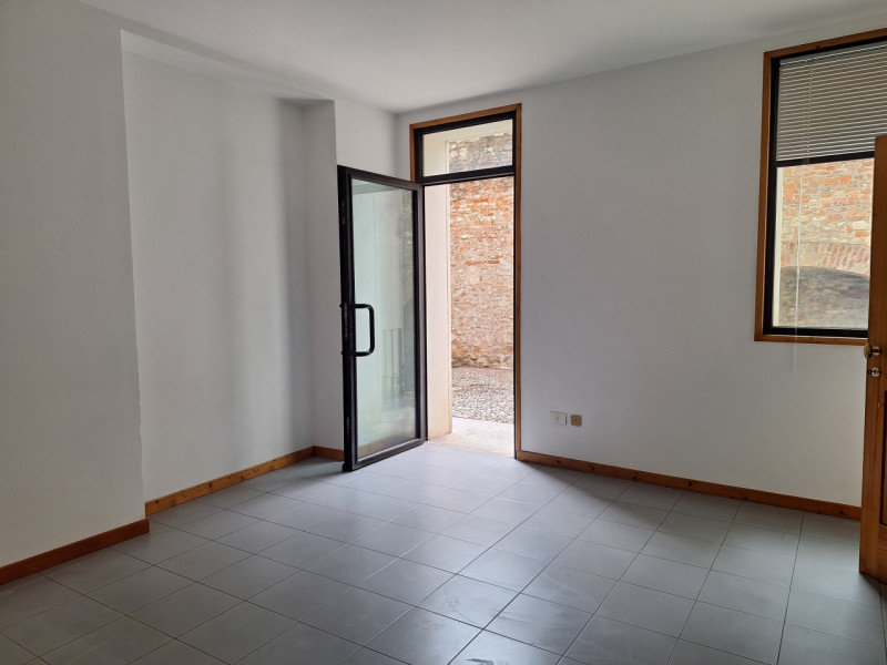 Proponiamo in affitto un ufficio al piano terra di un'elegante palazzina situata nel centro stori...