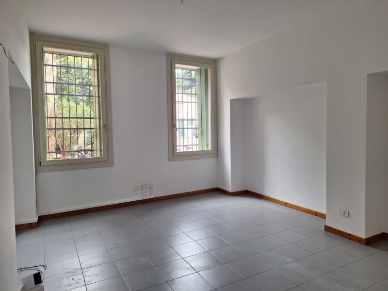 Proponiamo in affitto un ufficio al piano terra di un'elegante palazzina situata nel centro stori...