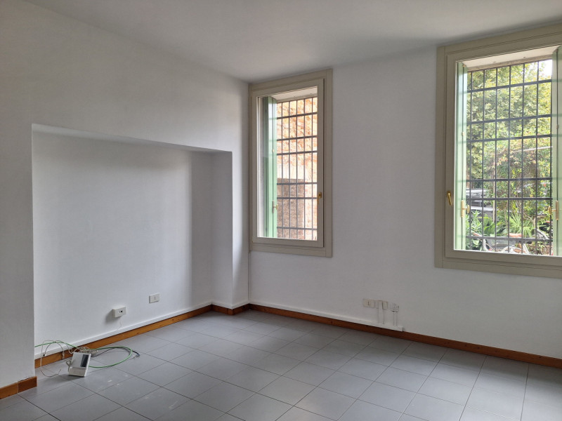 Proponiamo in affitto un ufficio al piano terra di un'elegante palazzina situata nel centro stori...