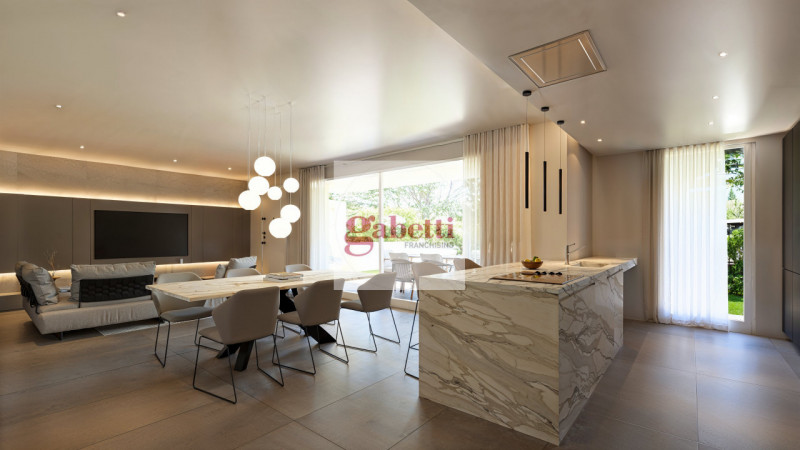 Nel cuore della prestigiosa zona residenziale di SAN PIETRO DI STRA, proponiamo in vendita uno sp...