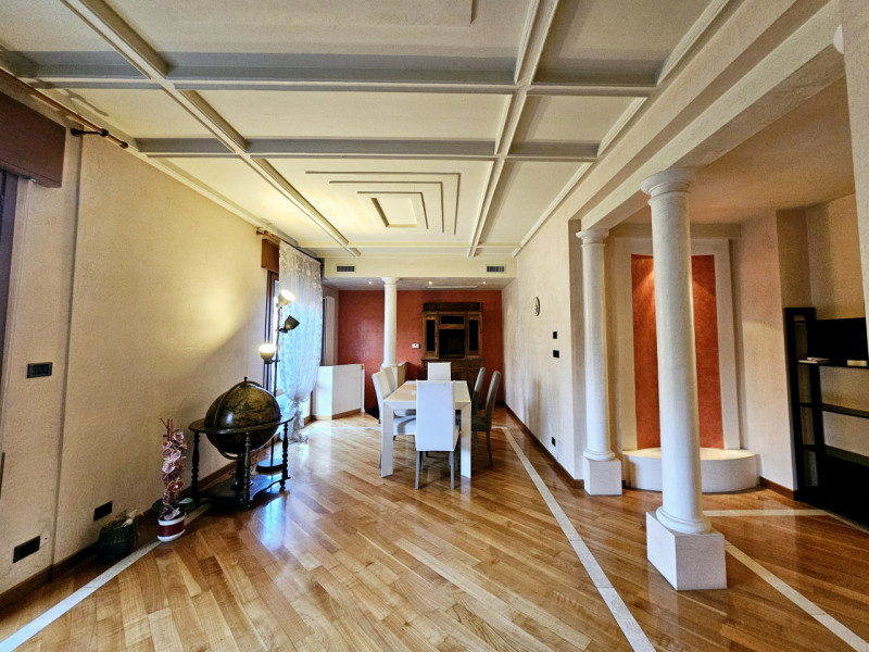 A Este, a pochi passi dal centro, proponiamo in vendita spazioso appartamento al piano terra.
L'a...