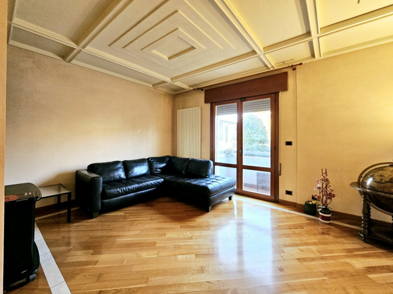 A Este, a pochi passi dal centro, proponiamo in vendita spazioso appartamento al piano terra.
L'a...