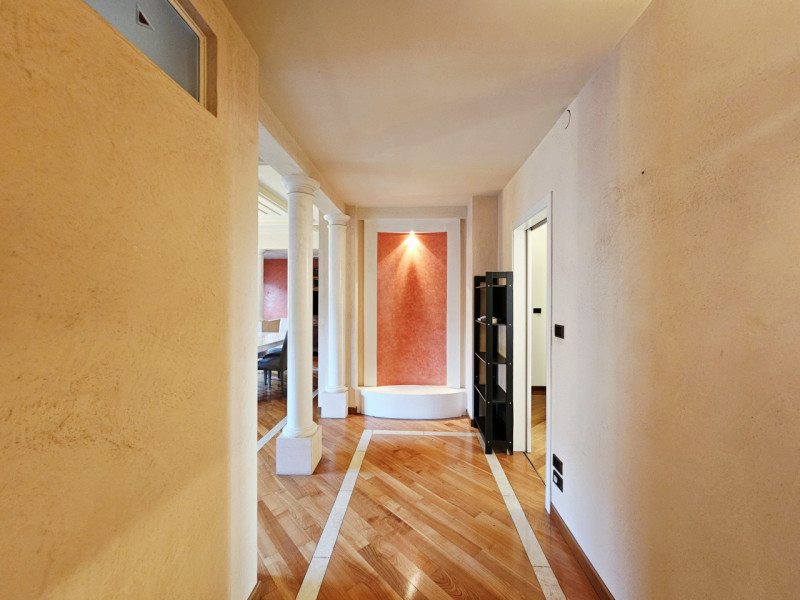 A Este, a pochi passi dal centro, proponiamo in vendita spazioso appartamento al piano terra.
L'a...