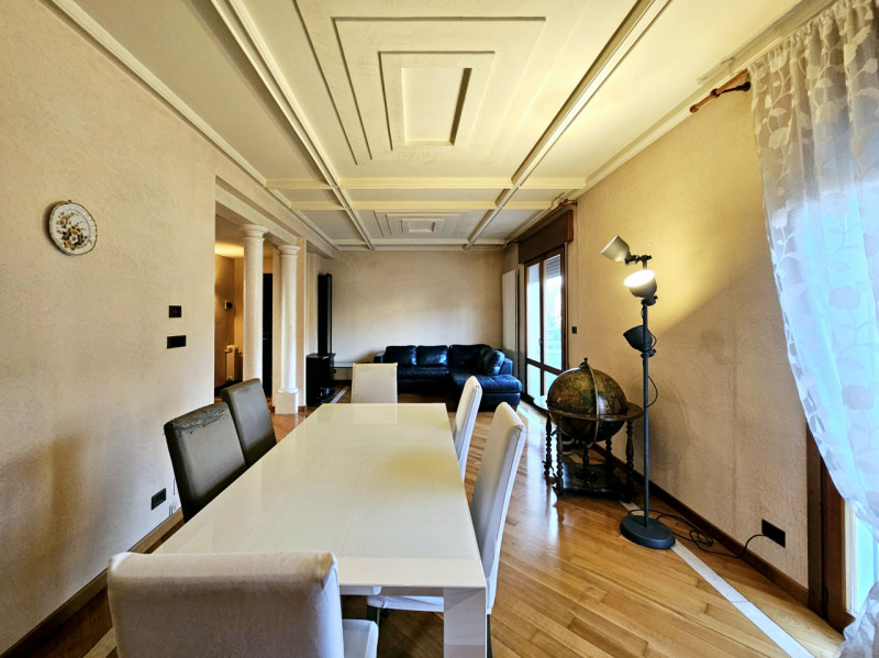 A Este, a pochi passi dal centro, proponiamo in vendita spazioso appartamento al piano terra.
L'a...