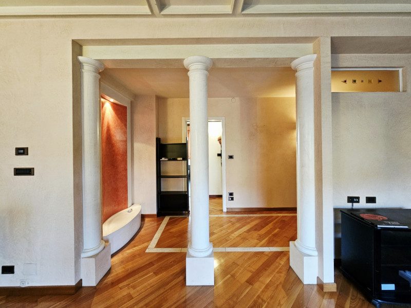 A Este, a pochi passi dal centro, proponiamo in vendita spazioso appartamento al piano terra.
L'a...