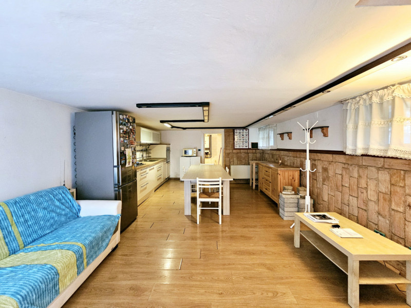 A Este, a pochi passi dal centro, proponiamo in vendita spazioso appartamento al piano terra.
L'a...