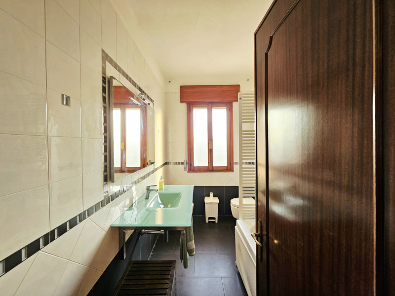 A Este, a pochi passi dal centro, proponiamo in vendita spazioso appartamento al piano terra.
L'a...