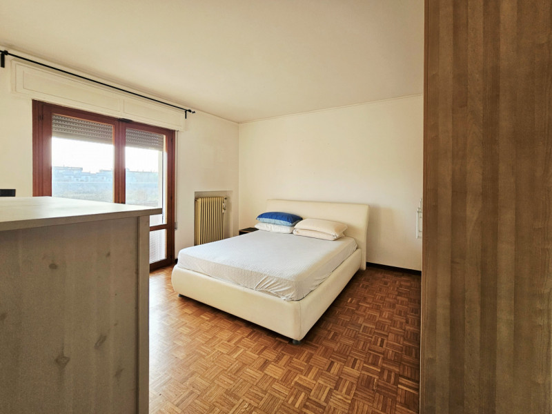 A Este, a pochi passi dal centro, proponiamo in vendita spazioso appartamento al piano terra.
L'a...