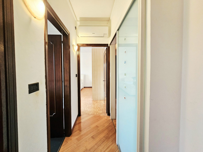 A Este, a pochi passi dal centro, proponiamo in vendita spazioso appartamento al piano terra.
L'a...