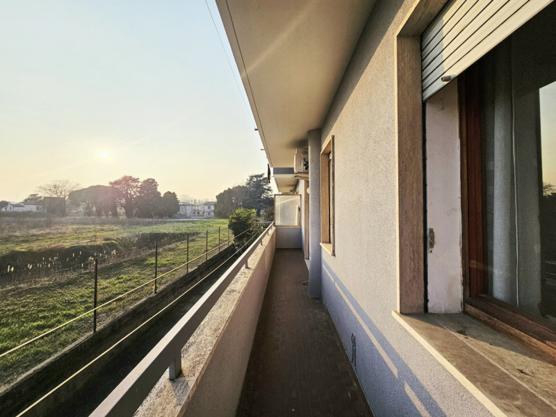 A Este, a pochi passi dal centro, proponiamo in vendita spazioso appartamento al piano terra.
L'a...