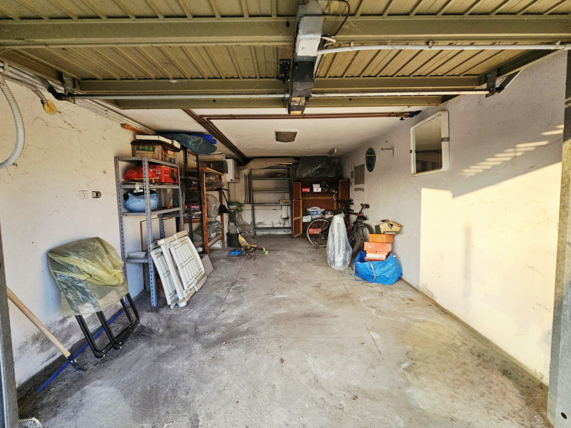 A Este, a pochi passi dal centro, proponiamo in vendita spazioso appartamento al piano terra.
L'a...