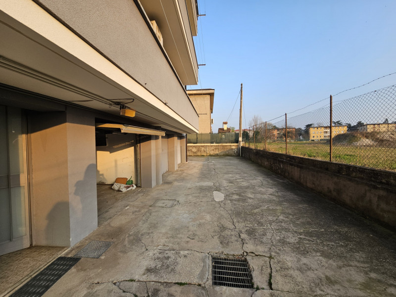 A Este, a pochi passi dal centro, proponiamo in vendita spazioso appartamento al piano terra.
L'a...