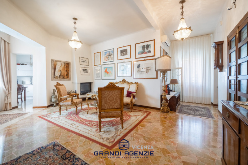 Nel cuore del centro storico proponiamo in vendita una residenza di rara eleganza situata in Cont...