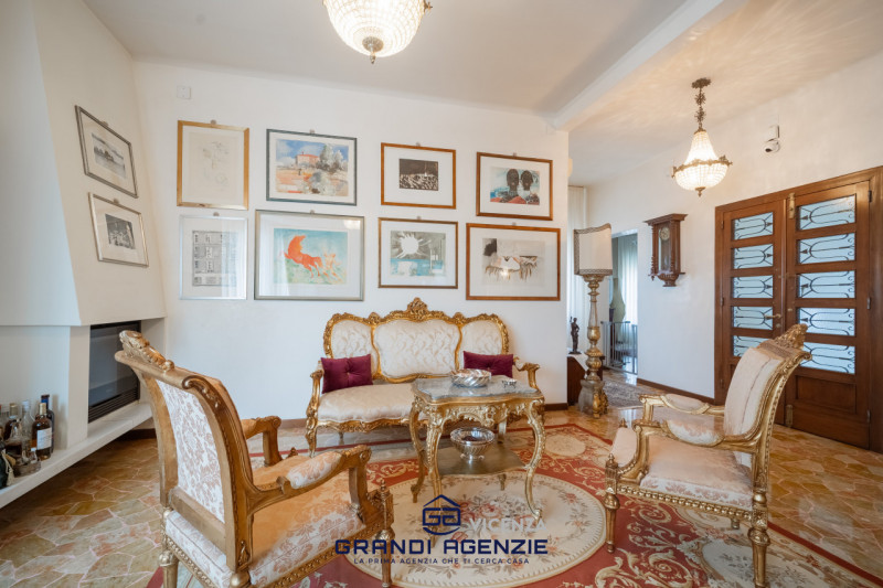 Nel cuore del centro storico proponiamo in vendita una residenza di rara eleganza situata in Cont...