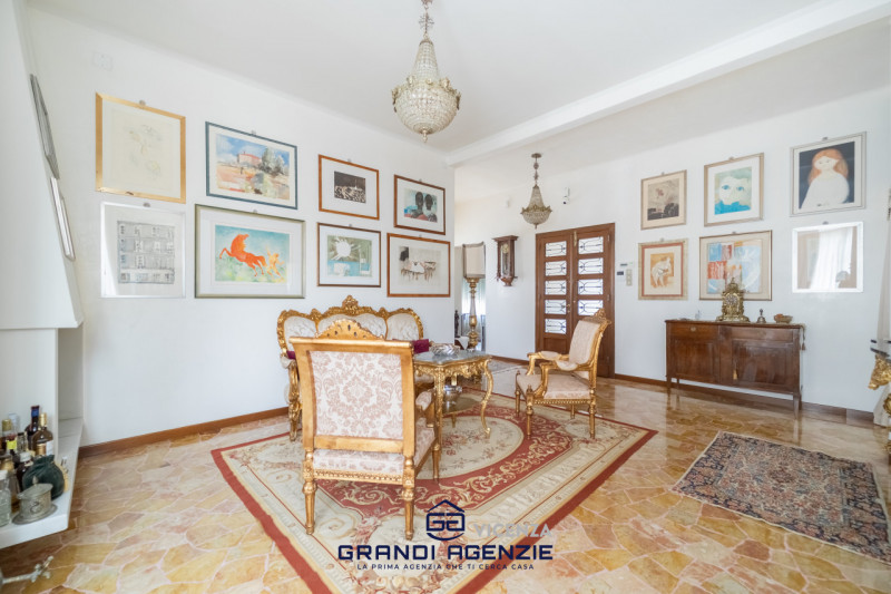 Nel cuore del centro storico proponiamo in vendita una residenza di rara eleganza situata in Cont...