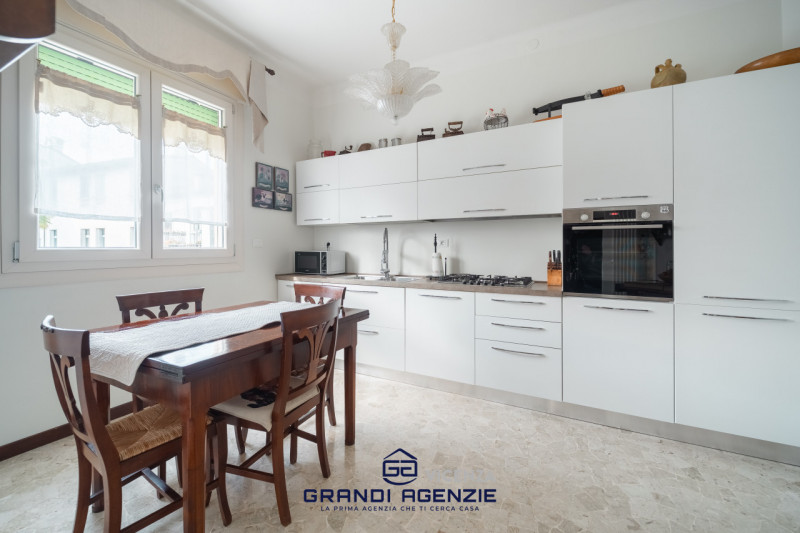 Nel cuore del centro storico proponiamo in vendita una residenza di rara eleganza situata in Cont...