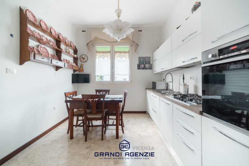 Nel cuore del centro storico proponiamo in vendita una residenza di rara eleganza situata in Cont...