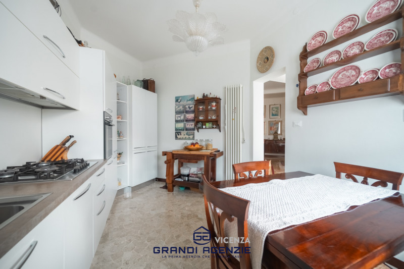 Nel cuore del centro storico proponiamo in vendita una residenza di rara eleganza situata in Cont...