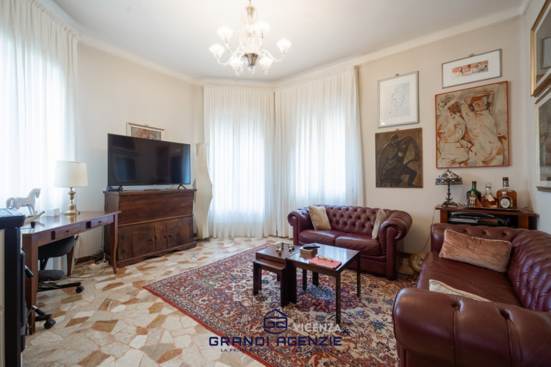 Nel cuore del centro storico proponiamo in vendita una residenza di rara eleganza situata in Cont...