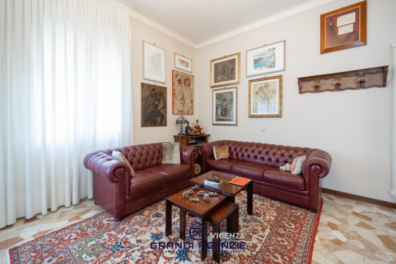 Nel cuore del centro storico proponiamo in vendita una residenza di rara eleganza situata in Cont...